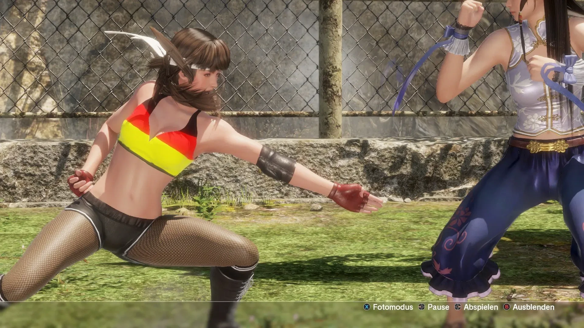 Hitomi Deluxe Top in Schwarz Rot Gold